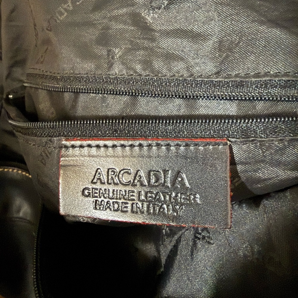 Arcadia Classic Black Leather Shoulder Bag - Picture 12 of 13